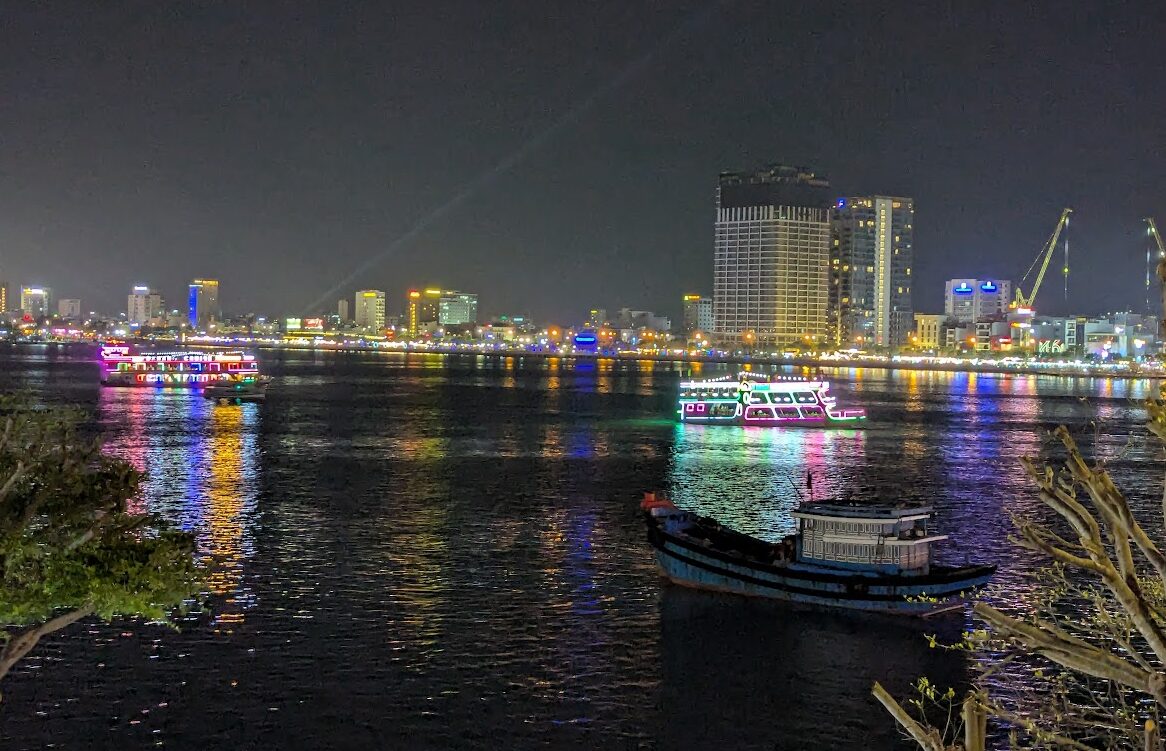 ロン橋の上には、多くのカラフルな船が行き来している