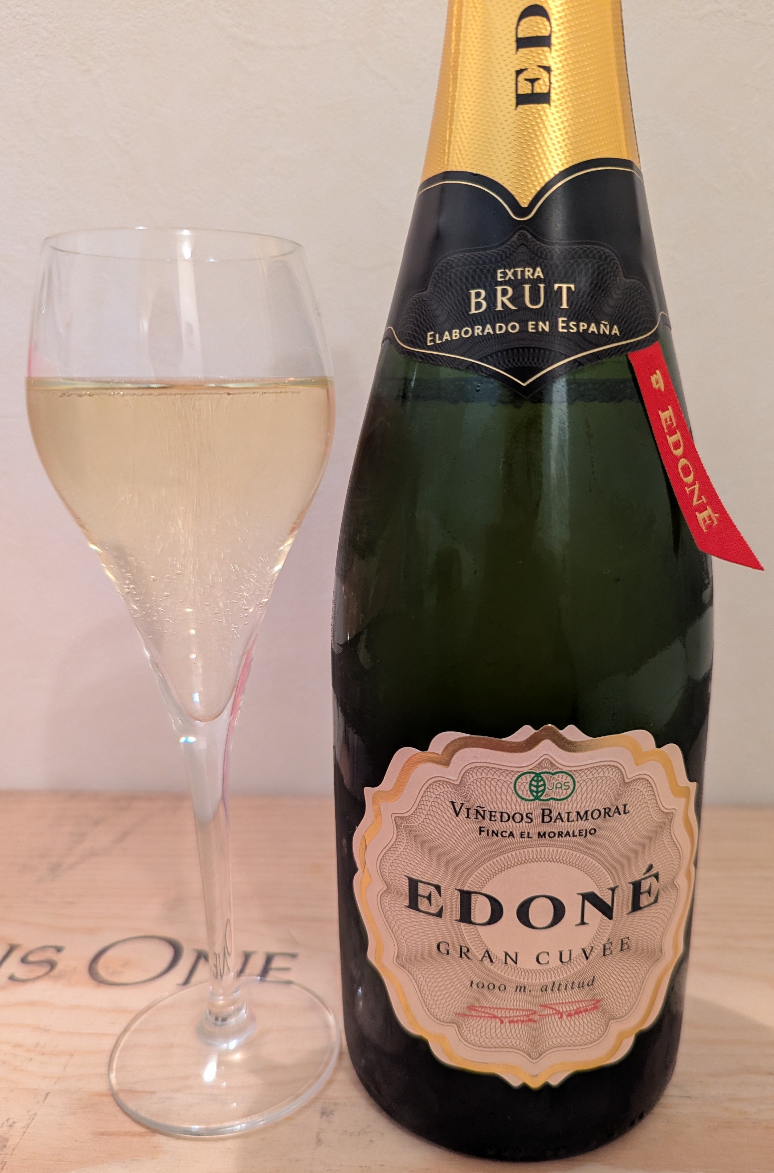 エドネ グラン・キュヴェのボトルとグラス2
