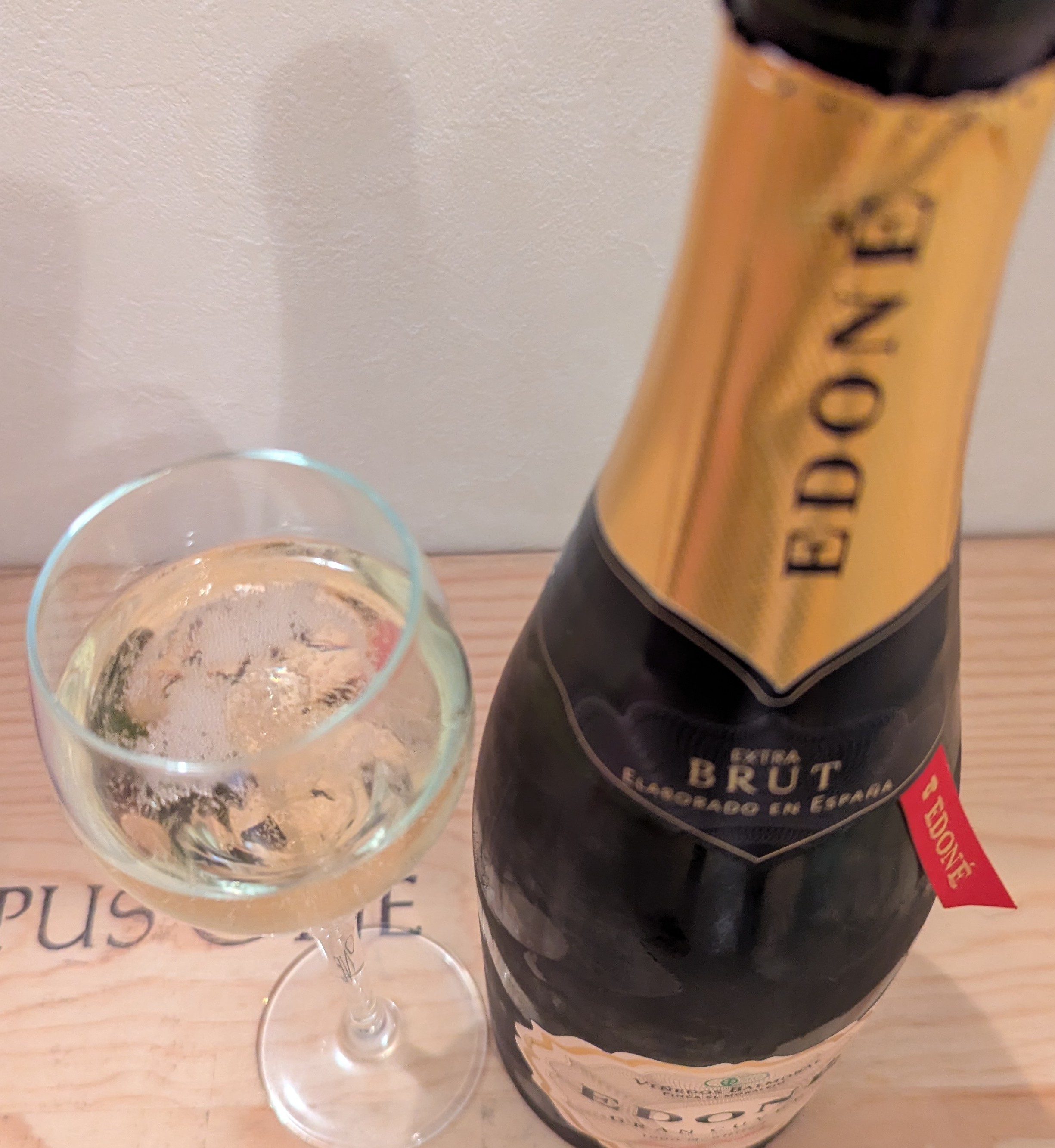 エドネ グラン・キュヴェのボトルとグラス