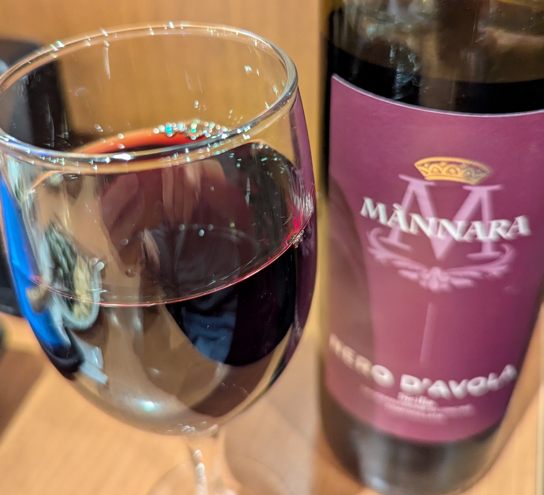 マンナラ・ネーロ・ダヴォラ　ボトルとグラス