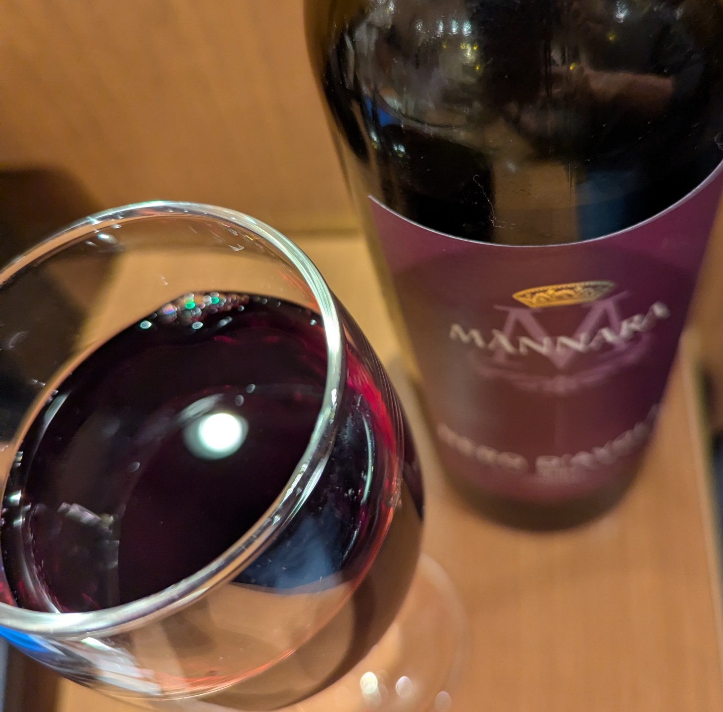 マンナラ・ネーロ・ダヴォラ　ボトルとグラス（上から）