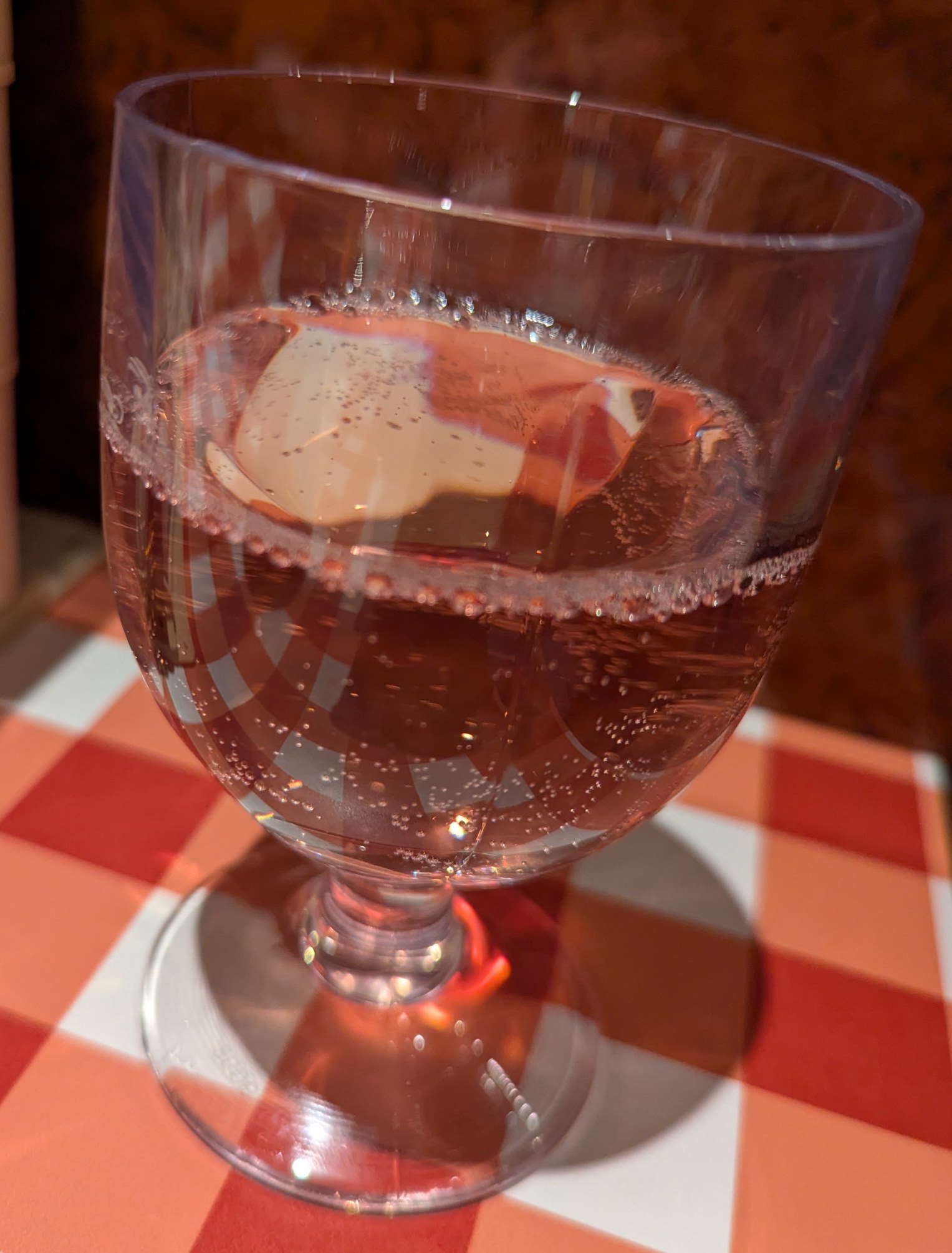 サイゼリヤ　ランブルスコロゼ（グラス正面）