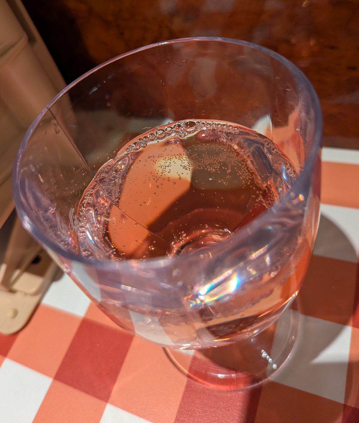 サイゼリヤ　ランブルスコロゼ（グラス上から）