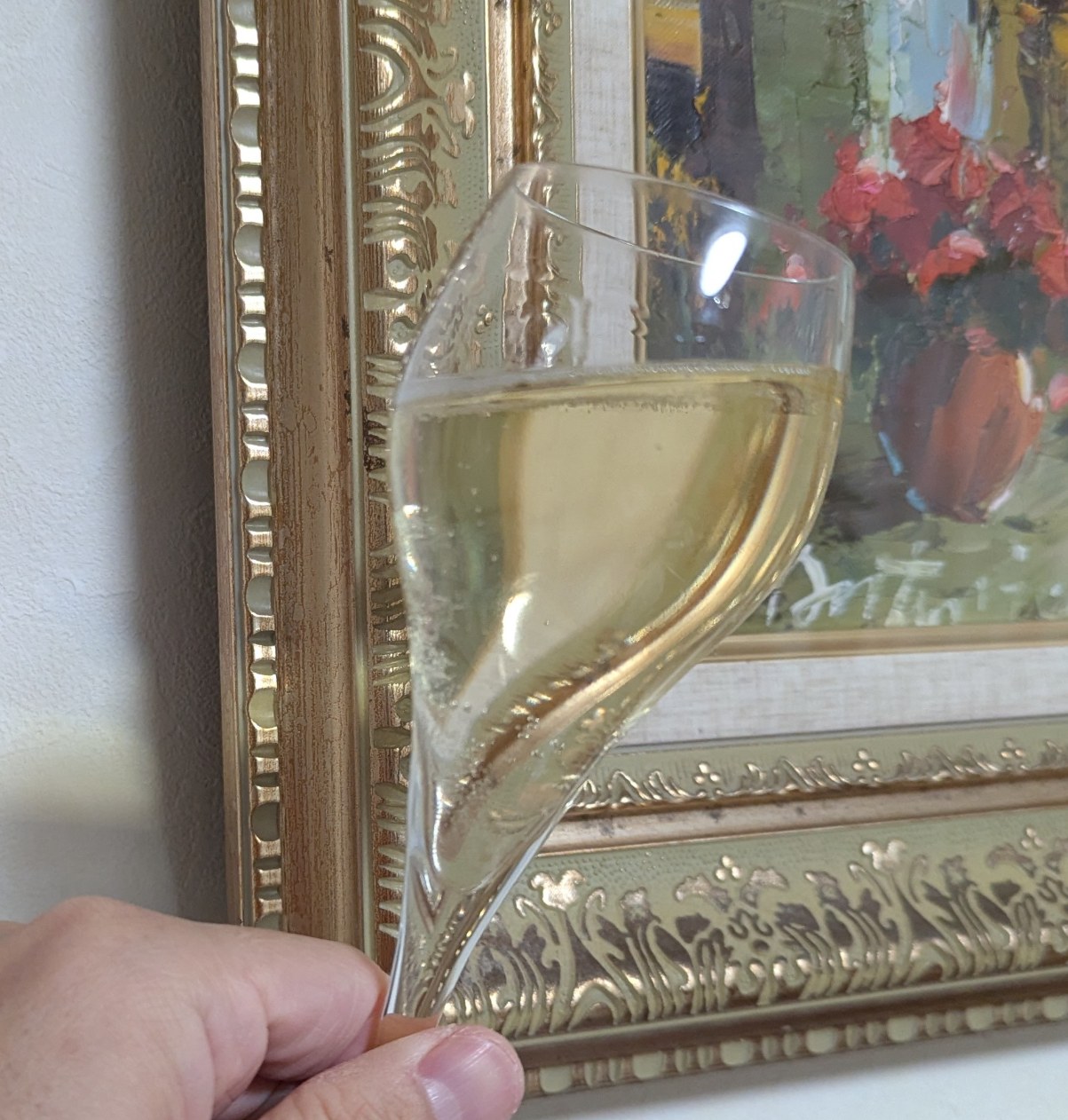 メルシャン・ワインズ・サニーサイト・オーガニック・スパークリング缶と絵画